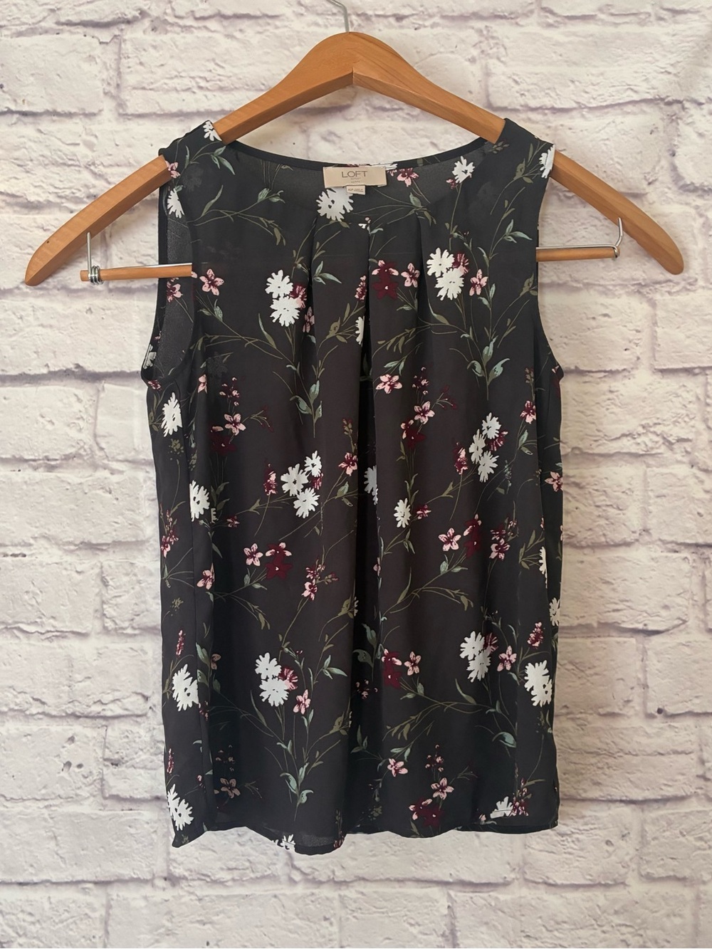 LOFT Black Floral Pleated Sleeveless Top - XSP